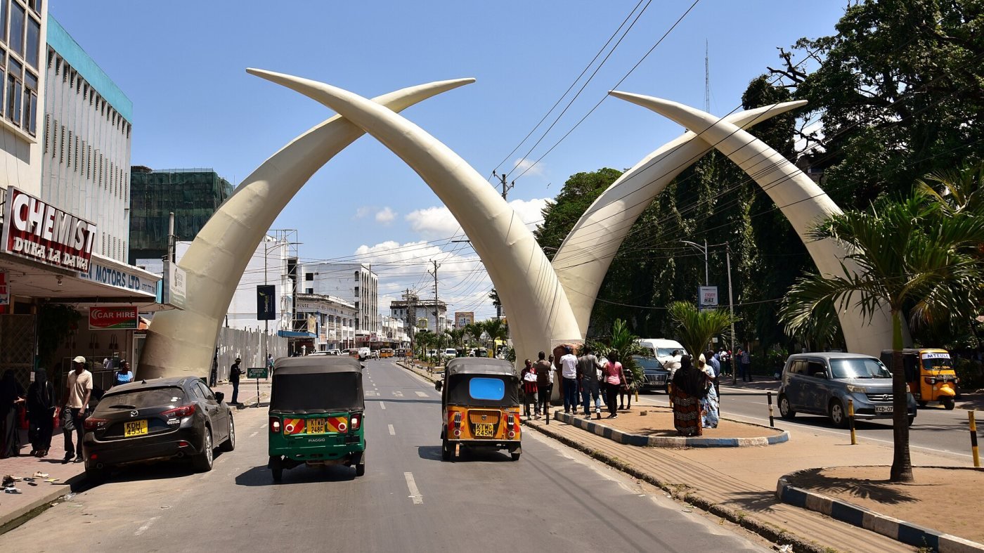 Mombasa Tusks, Moi Avenue